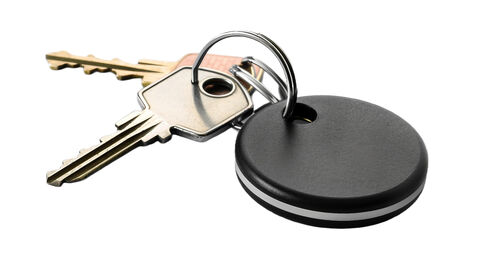 Ein Schlüsselbund mit zwei Schlüsseln und einem Bluetooth-Tracker