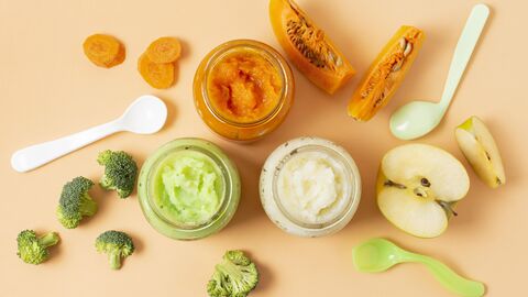 Drei Glässchen mit Beikostbrei. Broccoli, Kürbis und Apfel. Dazu drei Löffel in unterschiedlicher Form