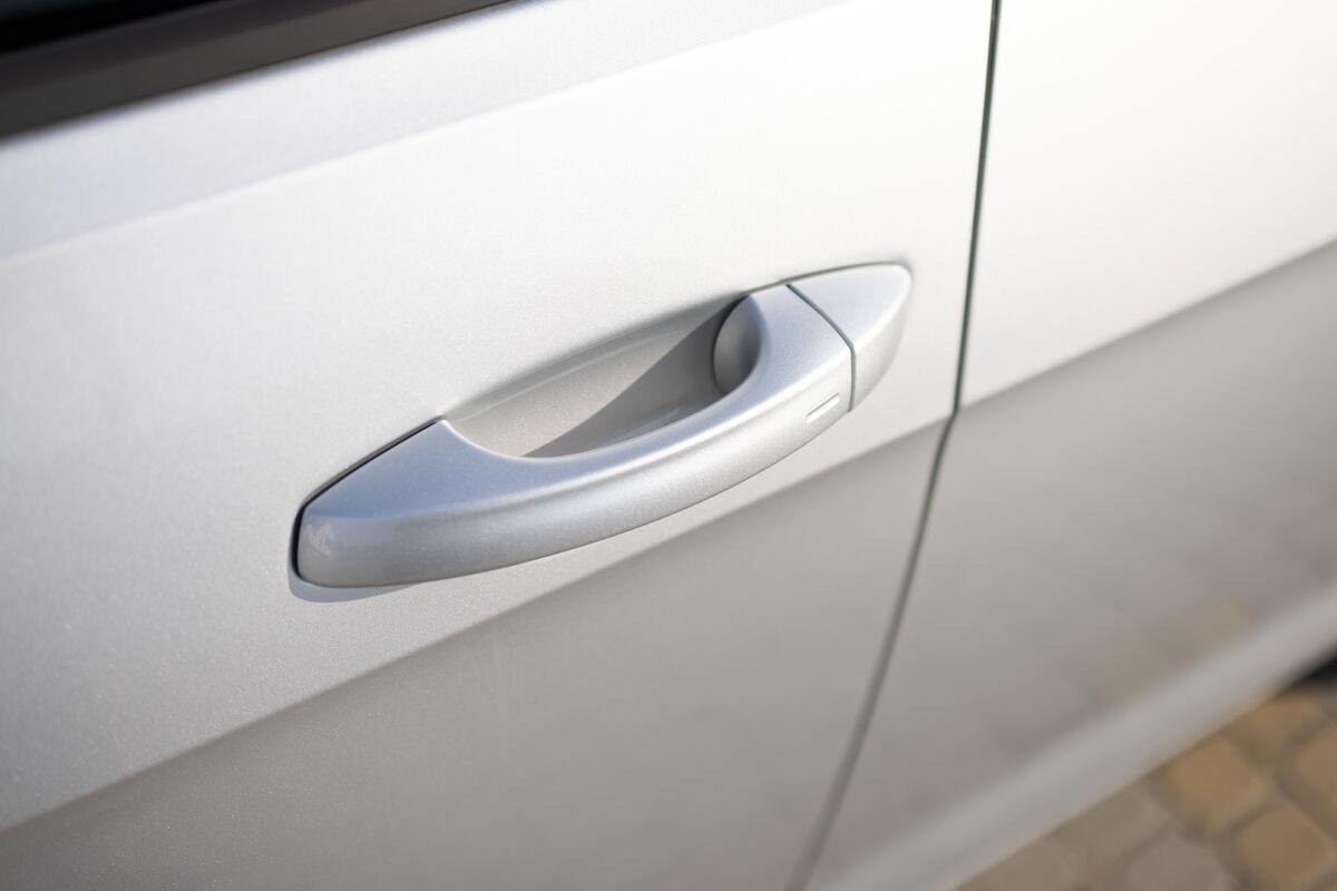 https://verbraucherfenster.hessen.de/sites/verbraucherfenster.hessen.de/files/styles/og_image/public/2022-09/keyless-entry-car-door-handle-with-keyless-go-touch-sensor-car-door-handle-access-button-automatic.jpg?itok=FiD_50BJ